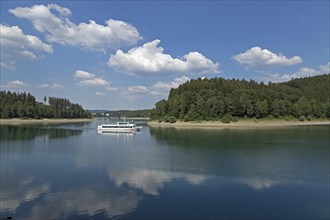 Excursion ship on lake Hennesee