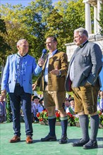 The moderator of the Bavarian Broadcasting Michael Harles in conversation with the speakers of the Wiesn hosts Peter Inselkammer and Christian Schottenhamel