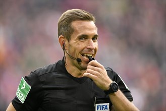Referee Tobias Stieler Gestik