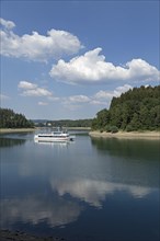 Excursion ship on lake Hennesee