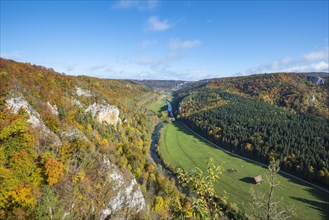 View from the Knopfmacher rock into the autumnal Danube valley