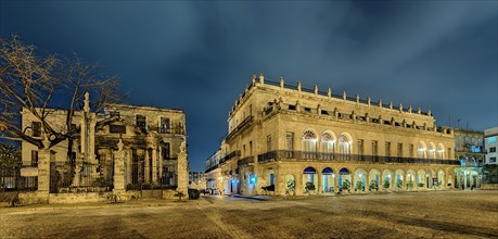 Plaza de Armas with Hotel Santa Isabel at night