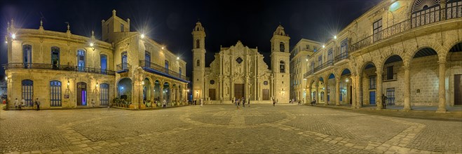 Plaza de la Catedral at night