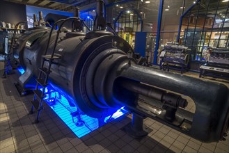 Two-cylinder tandem steam engine
