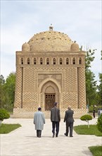 Uzbeks in front of the Samanid Mausoleum