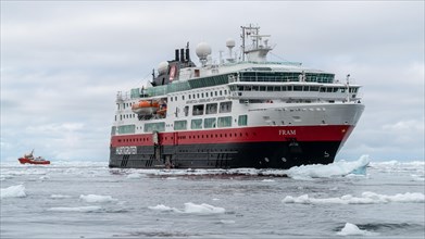 Hurtigrutenschiff im Eiswasser