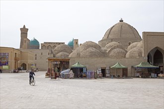 Souvenir shops at the entrance to the domed bazaars