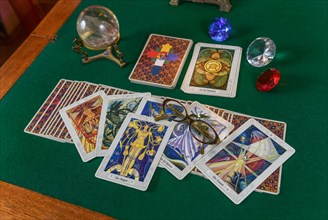 Predicting the future with tarot cards