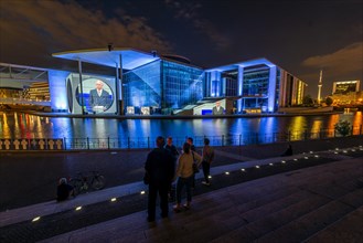 Film projection at the Marie-Elisabeth-Lueders-House on the banks of the Spree at night