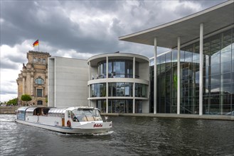 Excursion boat on the Spree in front of Marie-Elisabeth-Lueders-House