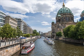 Excursion boats on the Spree at the Berlin Cathedral