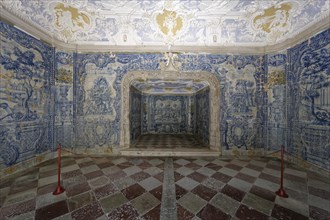 Bath with azulejos