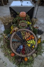 Wagon wheel decorated with vegetables for Thanksgiving