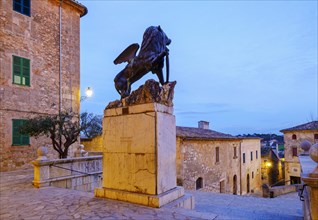Monument Lleo de Sant Marc in the church square at dusk