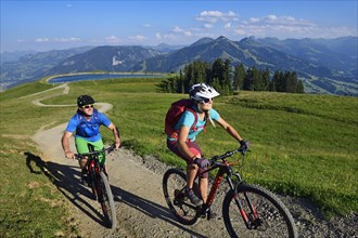 Mountain bikers on the south side of the Hohe Salve at the Salvensee