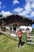 Hikers in front of the Chiemhauser Alm