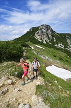 Hikers climbing to the summit of the Geigelstein