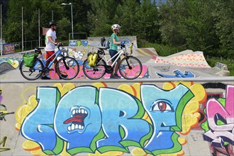 Cyclists at the Skaterpark am Innradweg