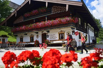 Hikers in front of the alpine restaurant Streichen