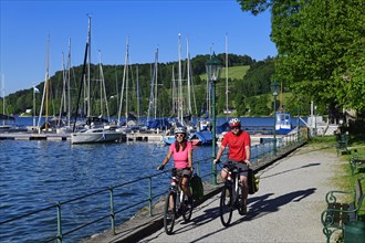 Couple with electric bikes at Lake Mattsee