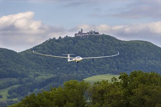 Glider in front of Teck Castle