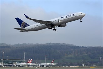 Aircraft United Airlines Boeing 767-300