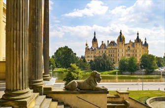 Staatliches Museum Schwerin dahinter Schweriner Schloss