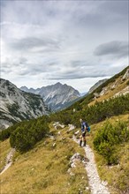 Hikers on hiking trail to the Birkkarspitze and Oedkarspitze