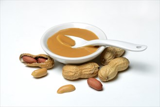 Peanut puree in shell and peanuts