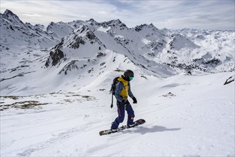 Ski tourers with splitboard on the downhill run