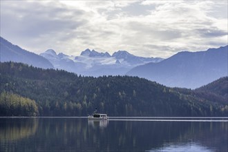 Excursion boat and view over the Altausseersee to the Dachstein
