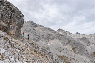Two hikers on a hiking trail to the Birkkarspitze and Oedkarspitze