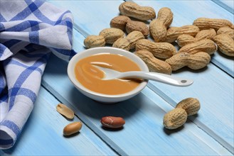 Peanut puree in shell and peanuts