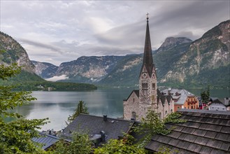 View over rooftops of church and Hallstaetter See