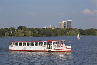 Excursion boat on the Aussenalster