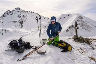 Ski tourers attacking the summit