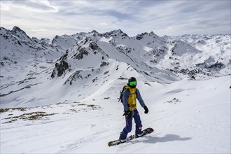 Ski tourers with splitboard on the downhill run