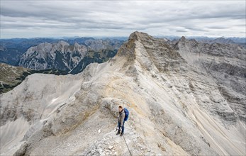 Mountaineer on the ridge of the Oedkarspitzen