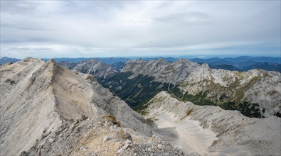View of the Schlauchkar and Karwendel valley with Oedkar peaks