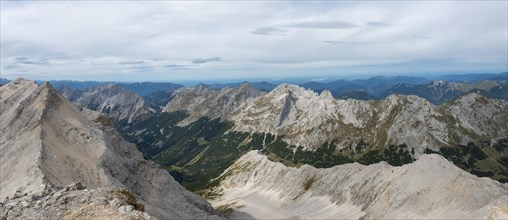 View of the Schlauchkar and Karwendeltal from the Birkkarspitze