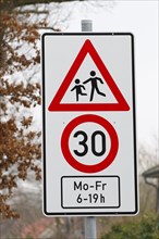 Traffic sign Attention children