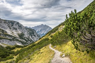 Hiking trail with views of the mountain peaks Vogelkarspitze and Hintere Schlichtenkarspitze