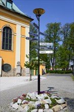 Signposting with distance information at the Holy Cross Church