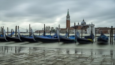 The water level rises at Acqua alta to the level of the pavements and makes the gondolas on St. Mark's Square sway