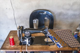 Sewing machine and African fabrics in seamstress workshop