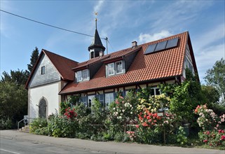 Rose splendour in front of half-timbered house