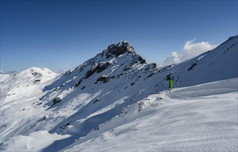 Ski tourers on the ski tour to the Geierspitze