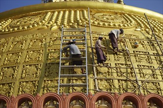 Workers at the Stupa of the Sitagu International Buddhist Academy
