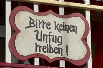 Sign please do not do mischief at the carousel at the Wiesn