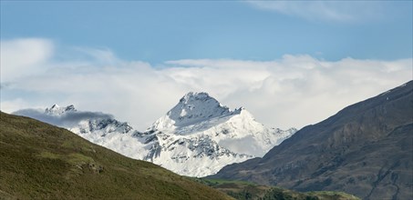 Snow-covered peak of Mount Aspiring